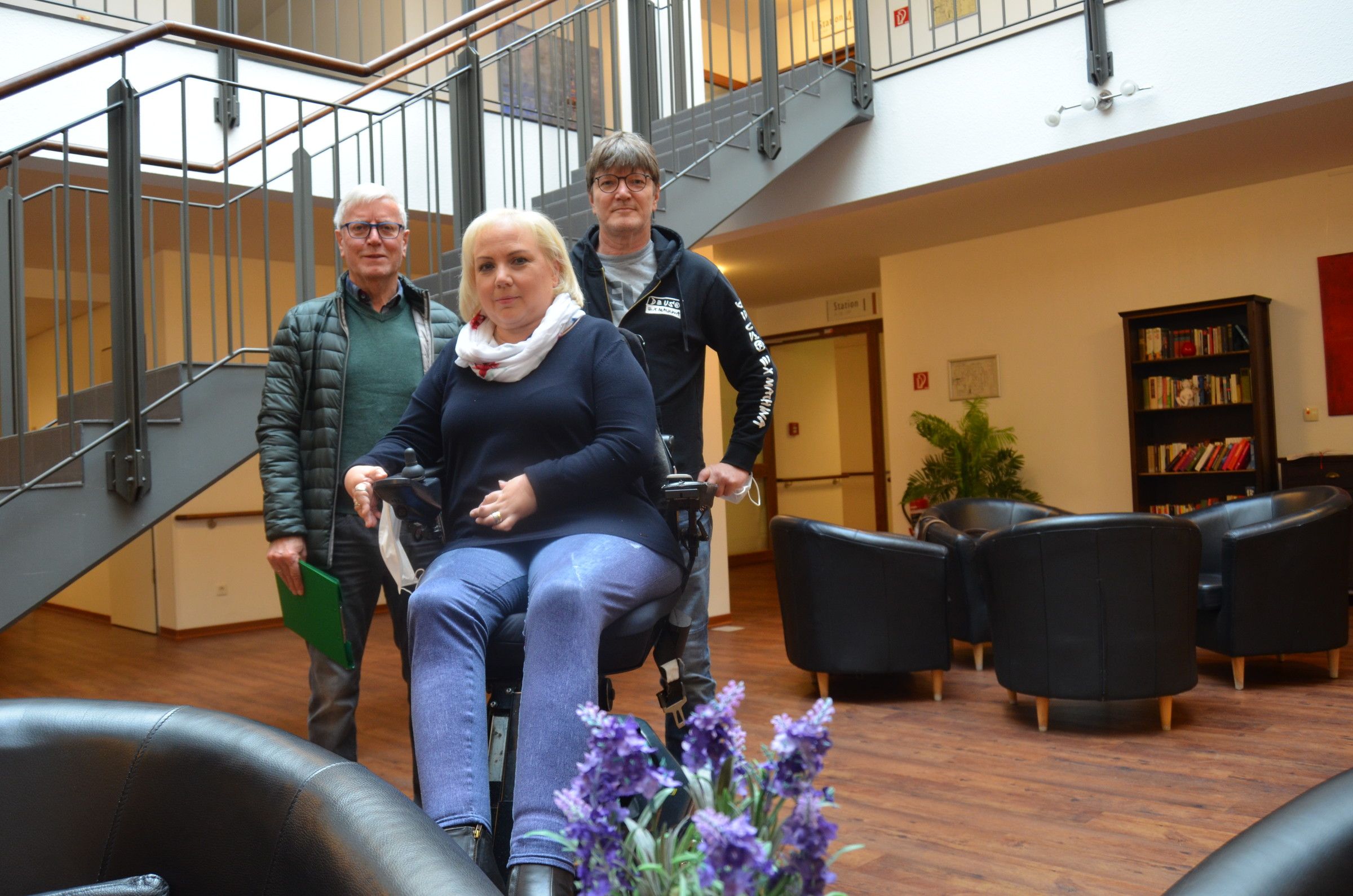 Vorsitzenden des Fördervereins, Johannes Budde, die Sozialarbeiterin der FIP, Silke Eckel, sowie deren Geschäftsführer Volker Bley.